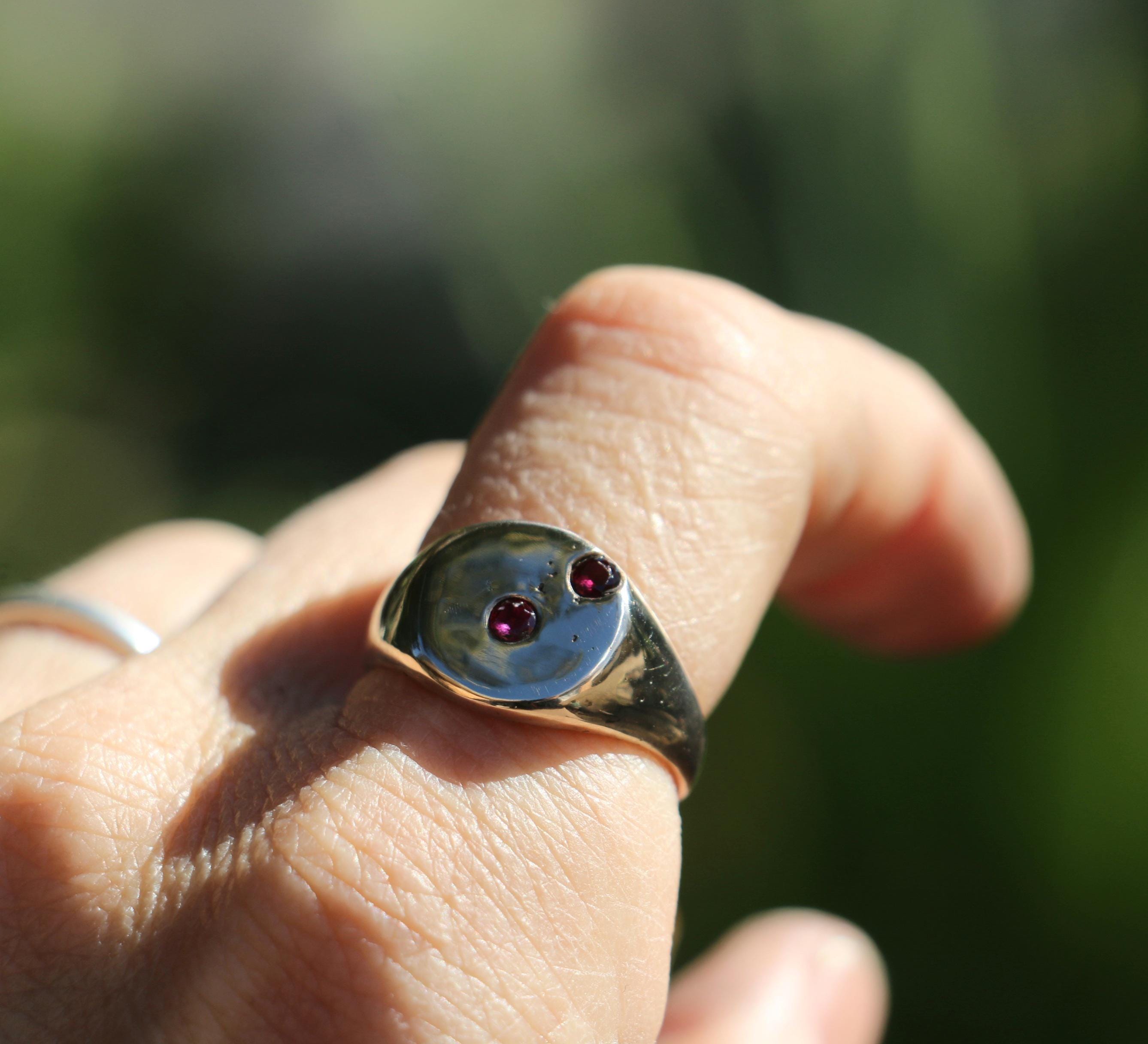 Lunaris Round signet ring with ruby