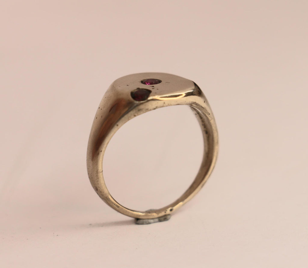 Lunaris Round signet ring with ruby