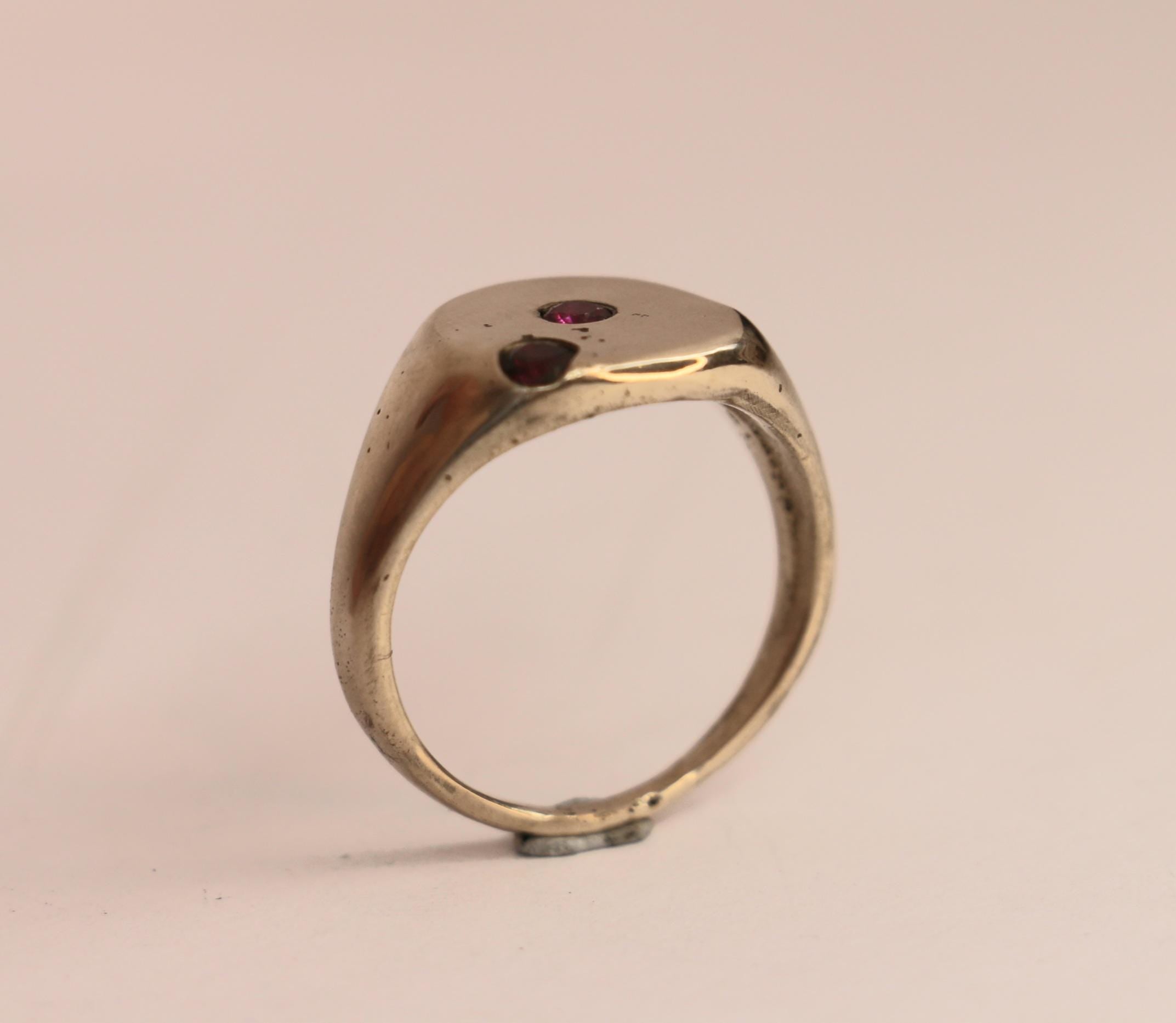 Lunaris Round signet ring with ruby