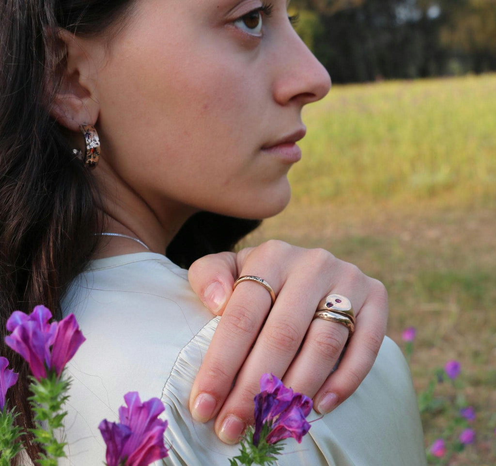 Lunaris Round signet ring with ruby