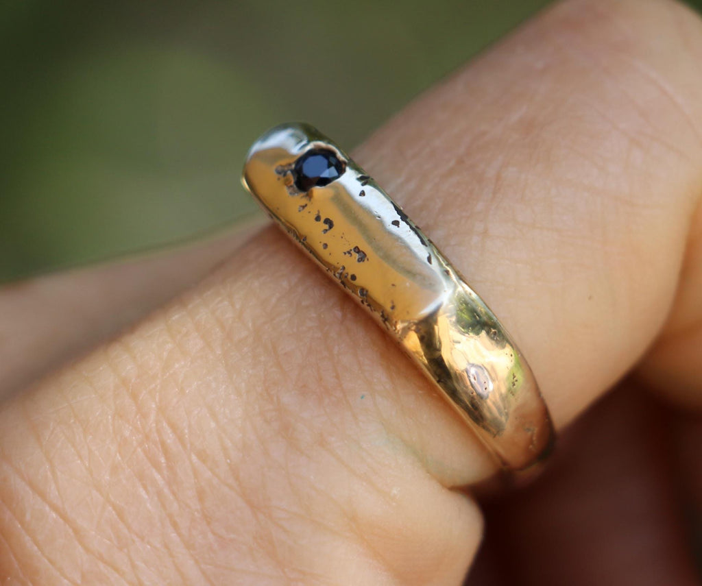 9ct Gold signet ring with sapphire