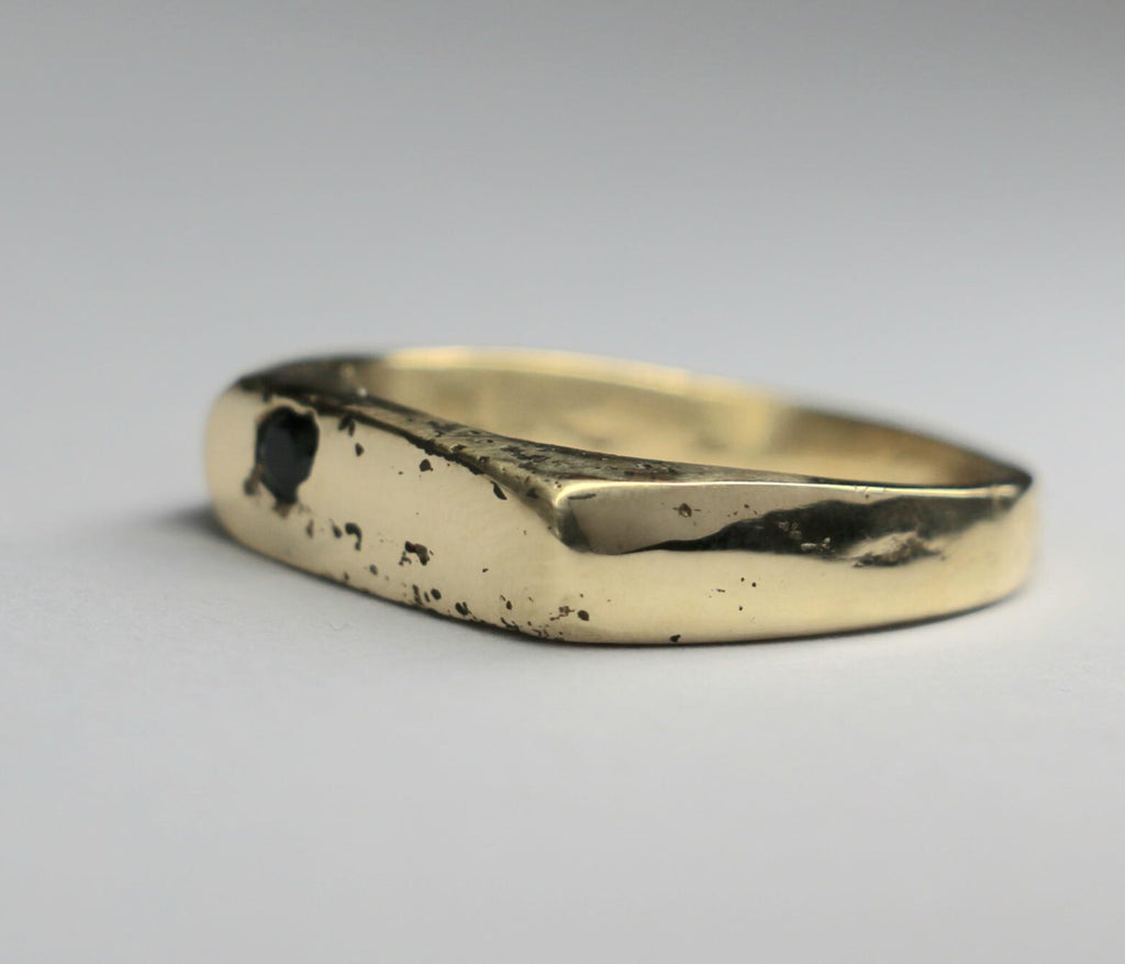 9ct Gold signet ring with sapphire