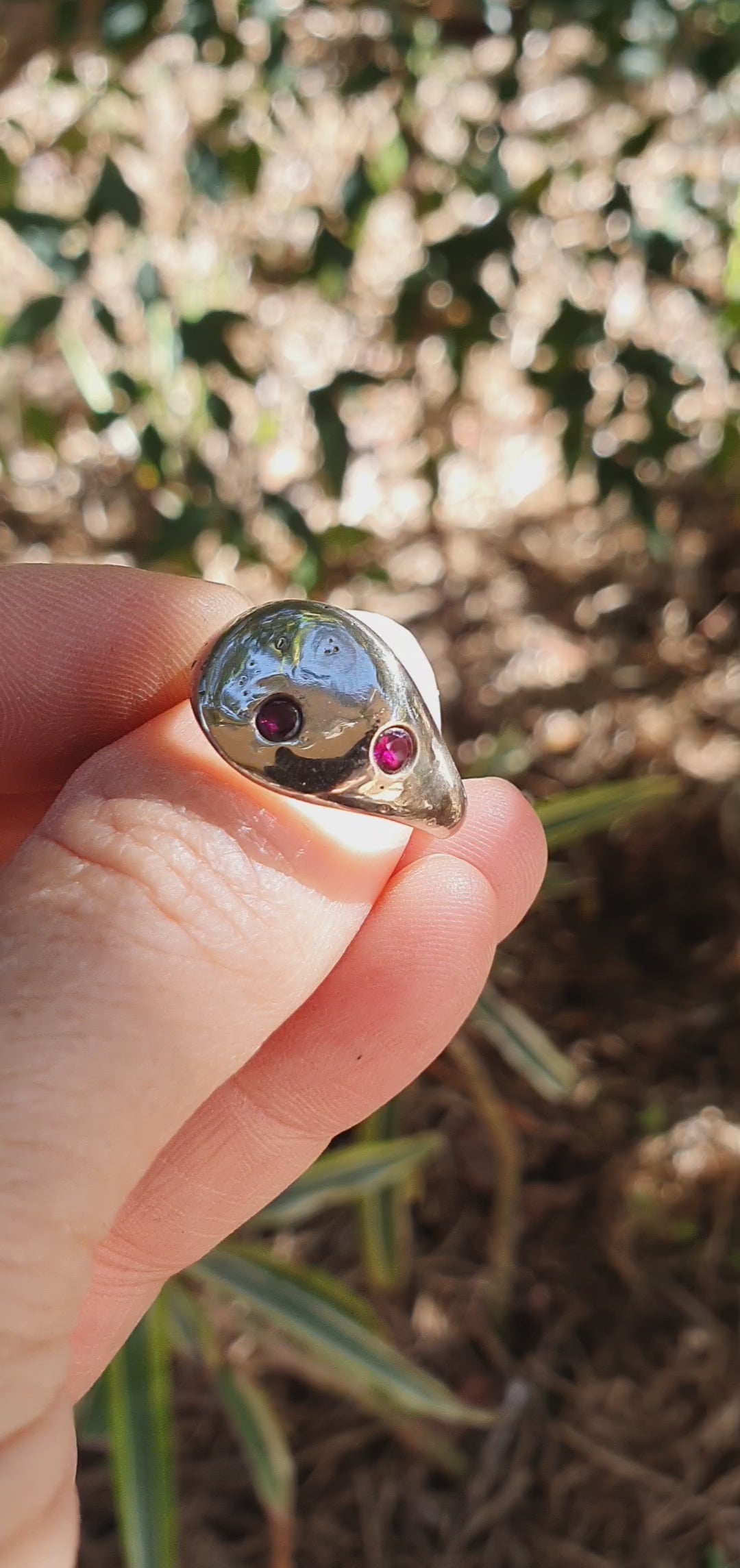 Lunaris Round signet ring with ruby