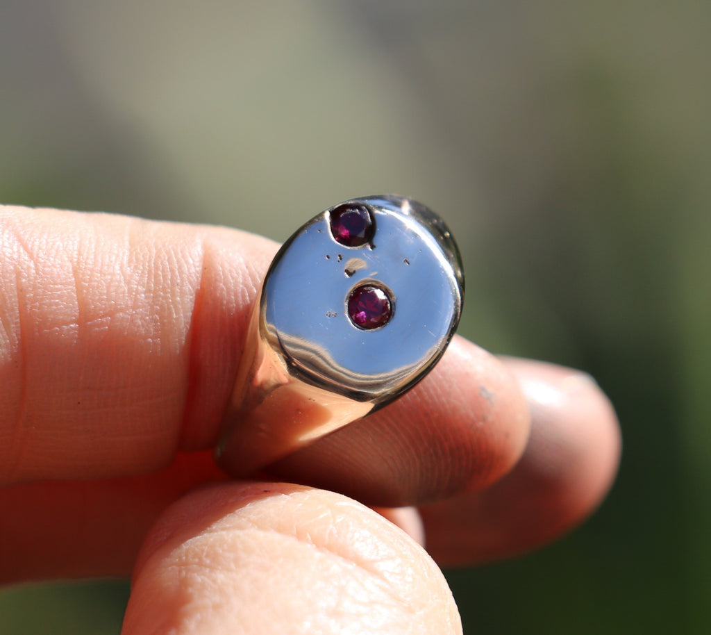 Lunaris Round signet ring with ruby