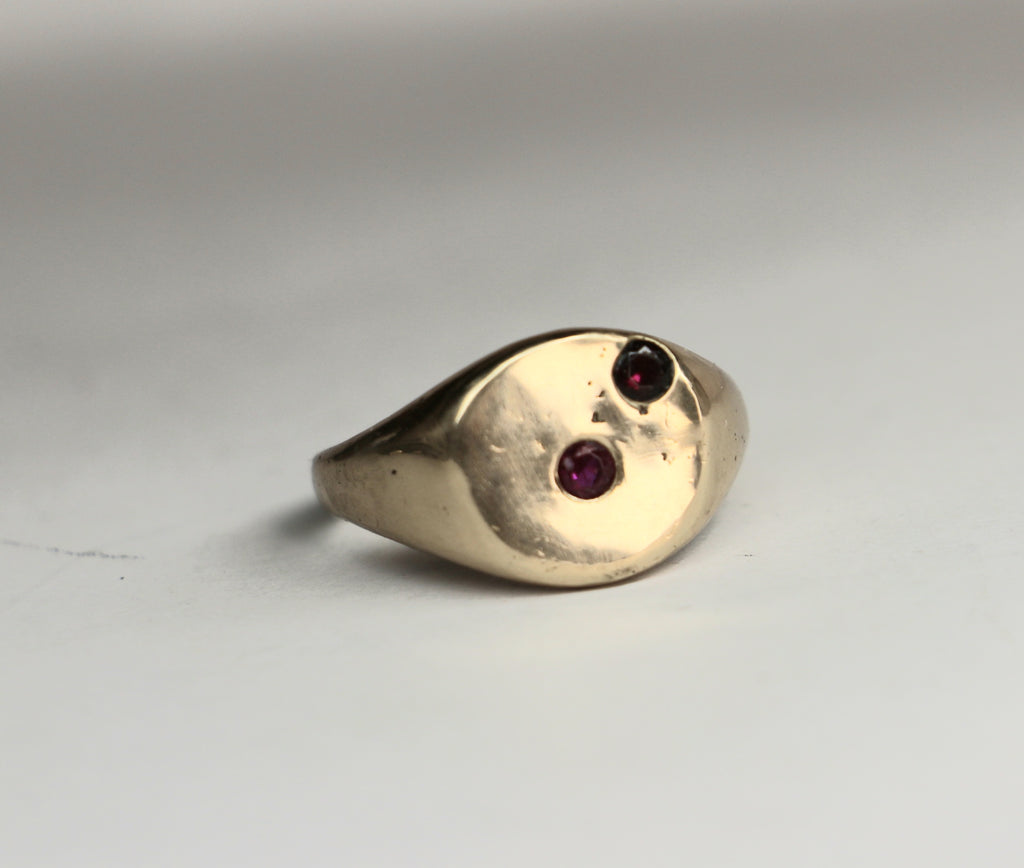Lunaris Round signet ring with ruby