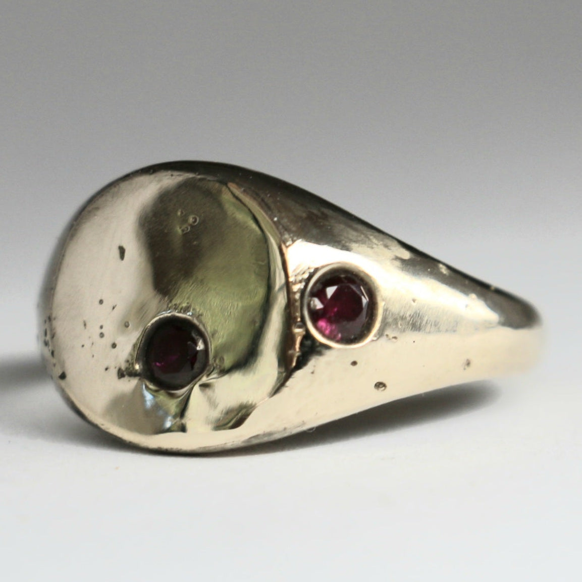 Lunaris Round signet ring with ruby