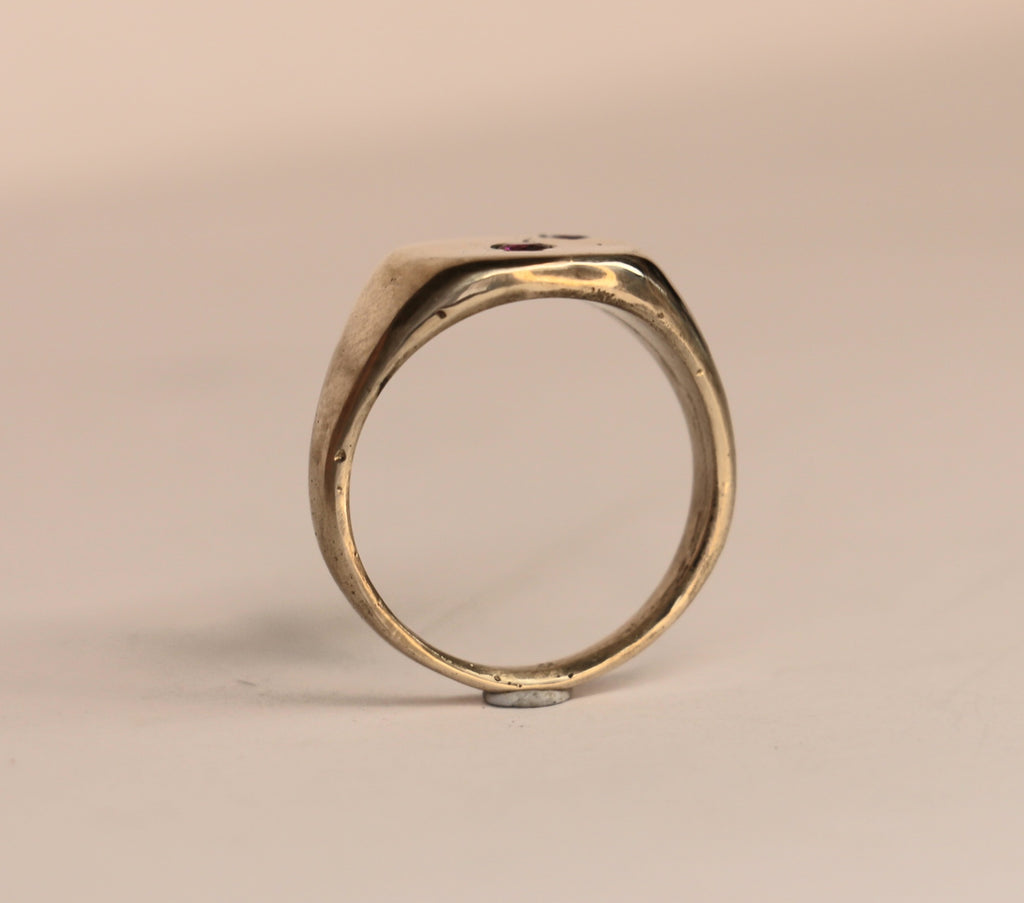 Lunaris Round signet ring with ruby