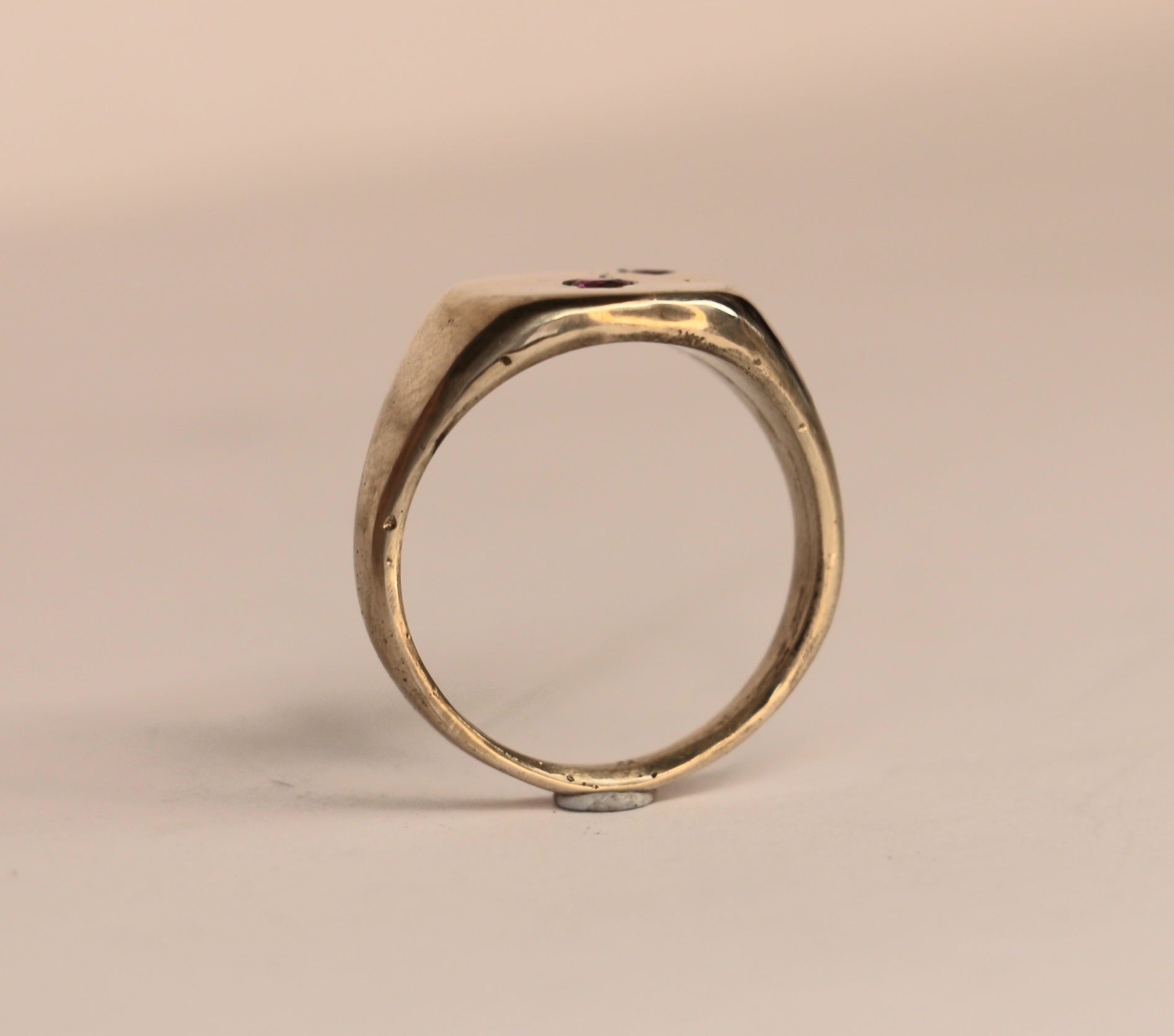 Lunaris Round signet ring with ruby
