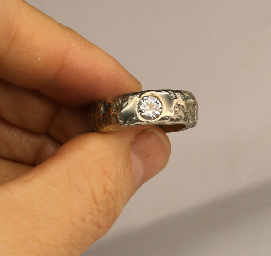 The Nomad Earth ring with gemstone