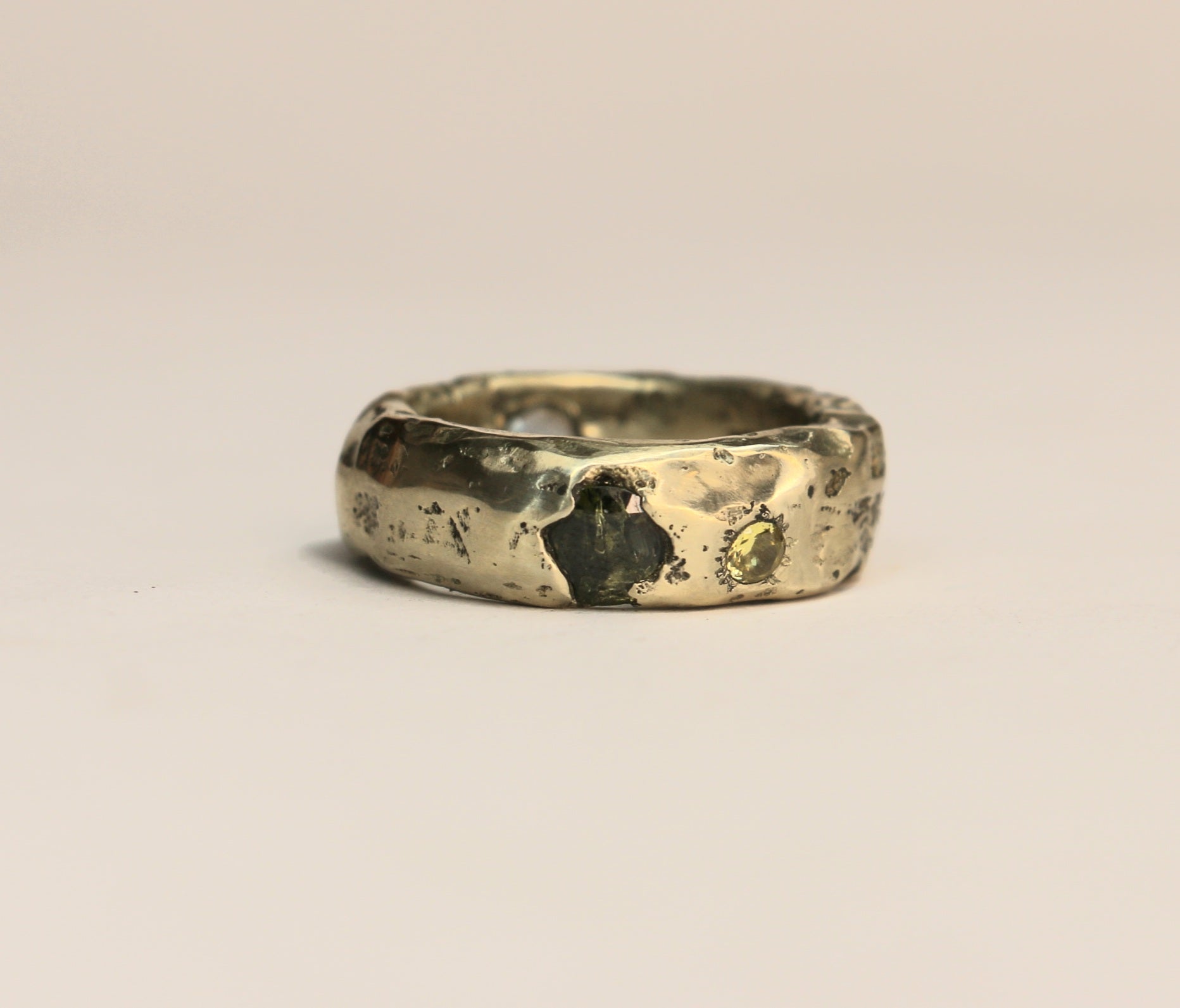 The Nomad Earth ring with gemstone