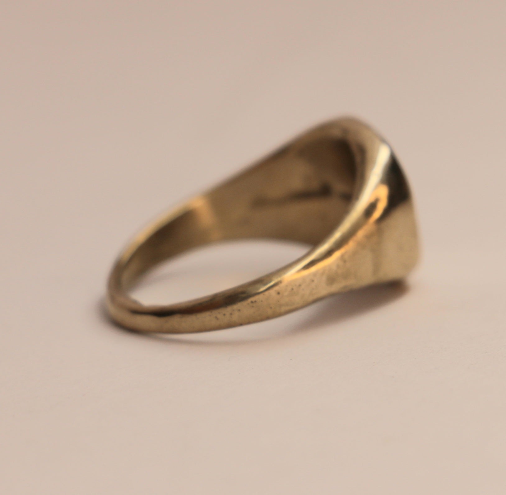 Lunaris Round signet ring with ruby